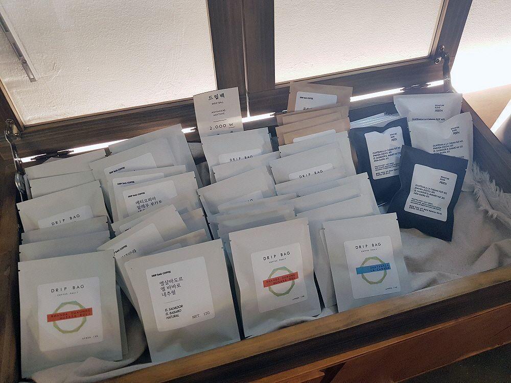 合井宏大咖啡廳供應的原豆濾泡式咖啡，為喜愛精品咖啡的顧客提供多樣的手沖選擇。